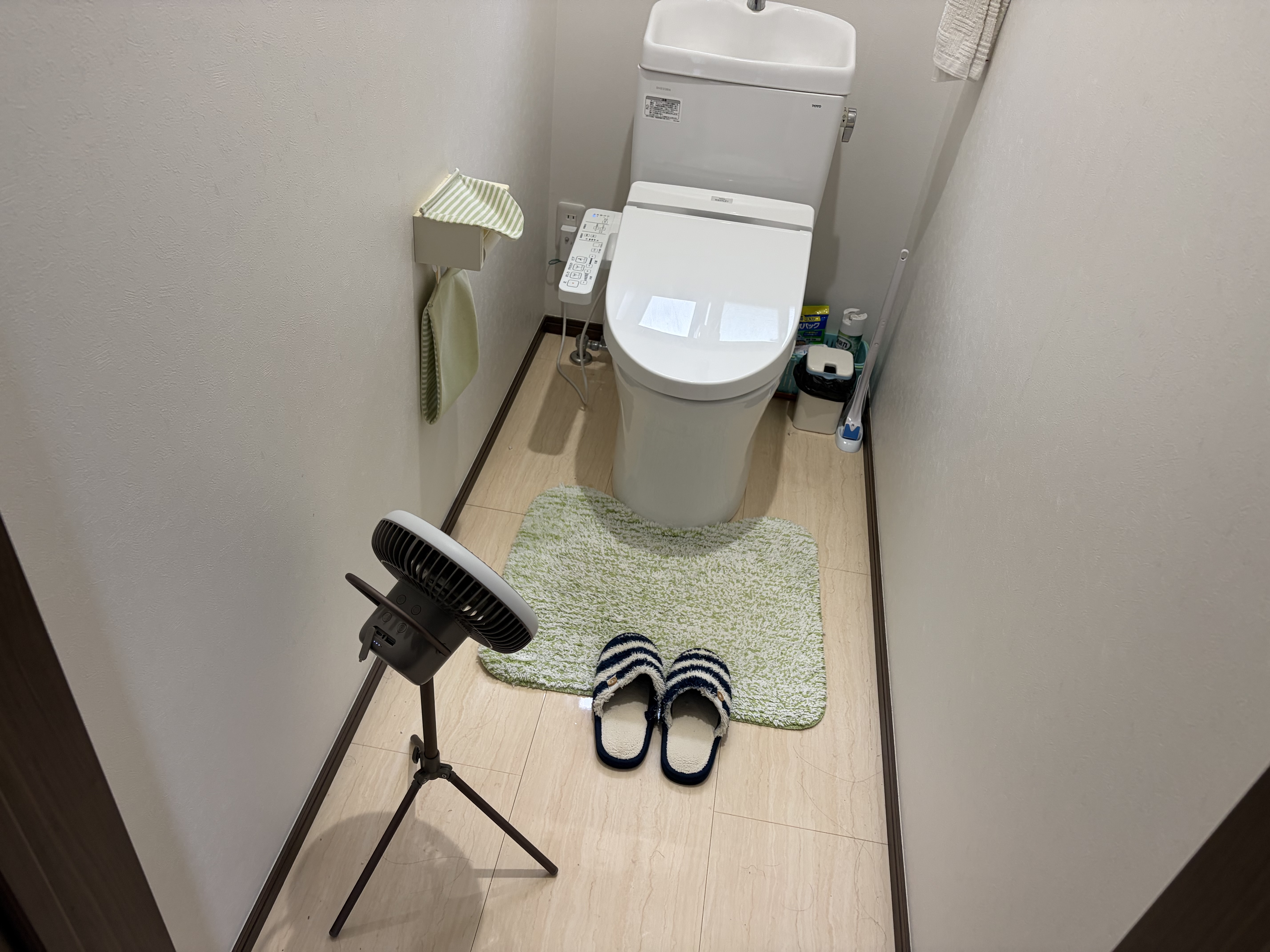 自宅トイレで使うHAGOOGIコードレス扇風機