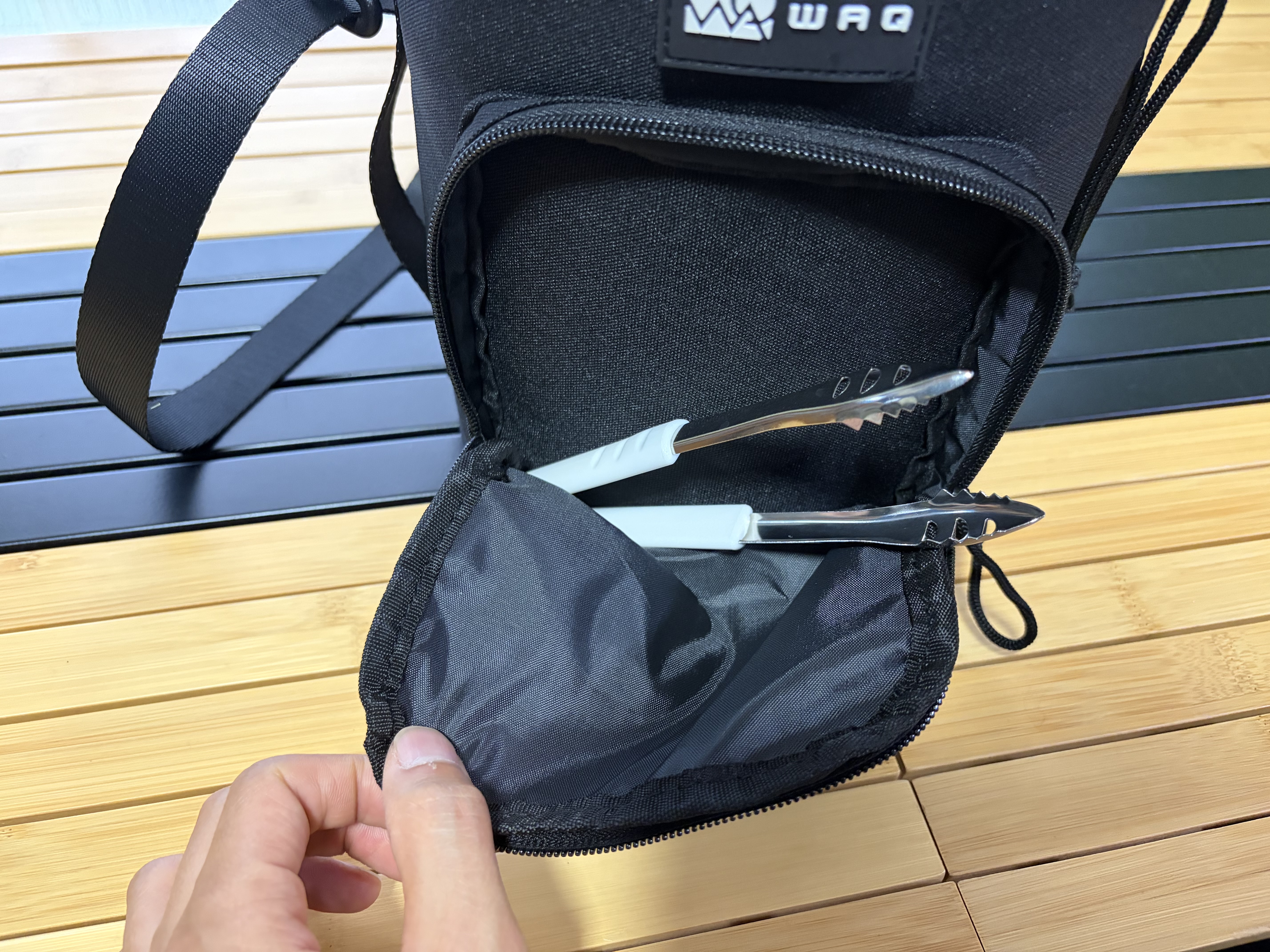 アイストングを専用カバーのポケットに収納した様子