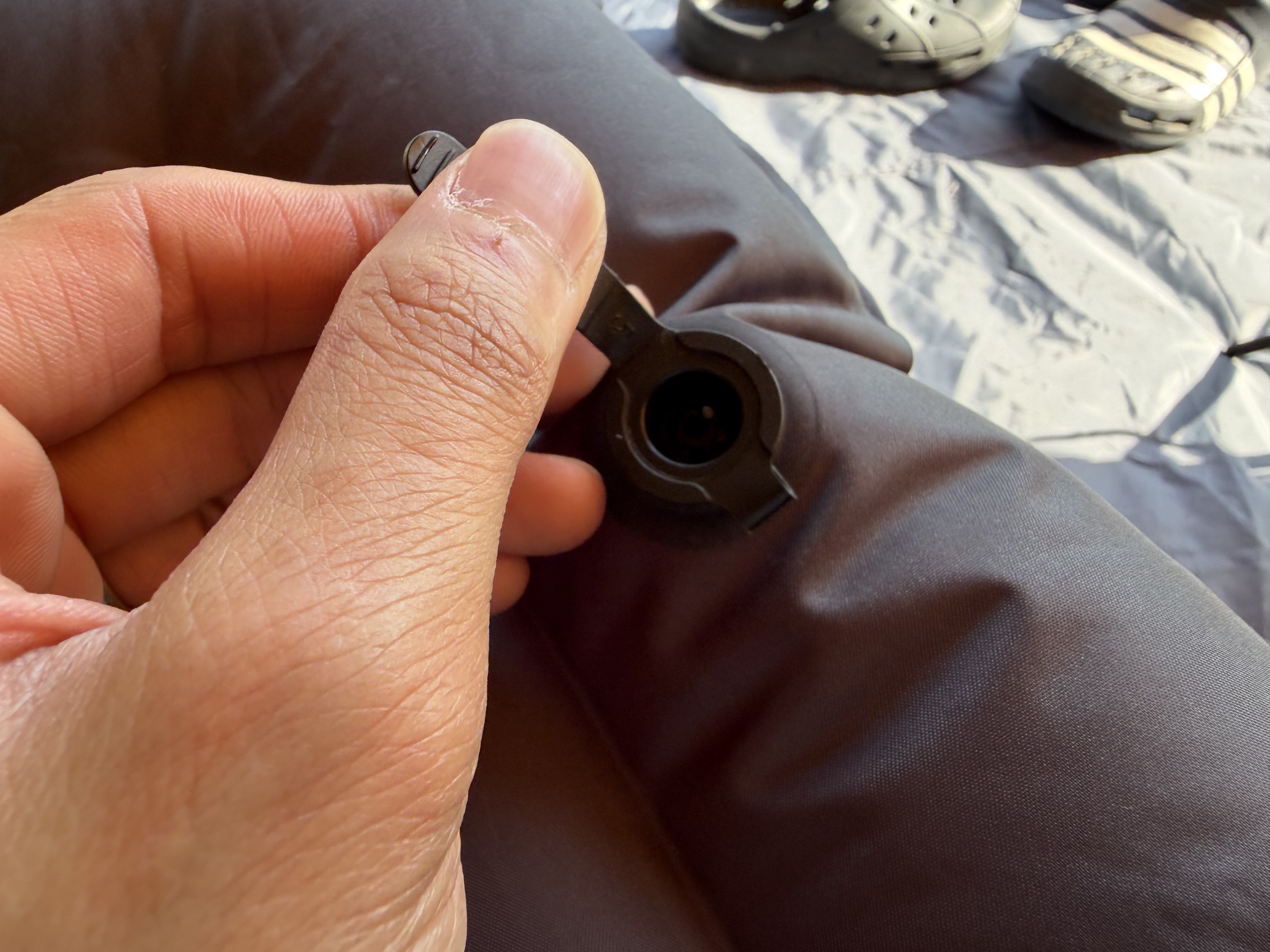 口で空気を入れて膨らませる一般的なキャンプ用エアー枕