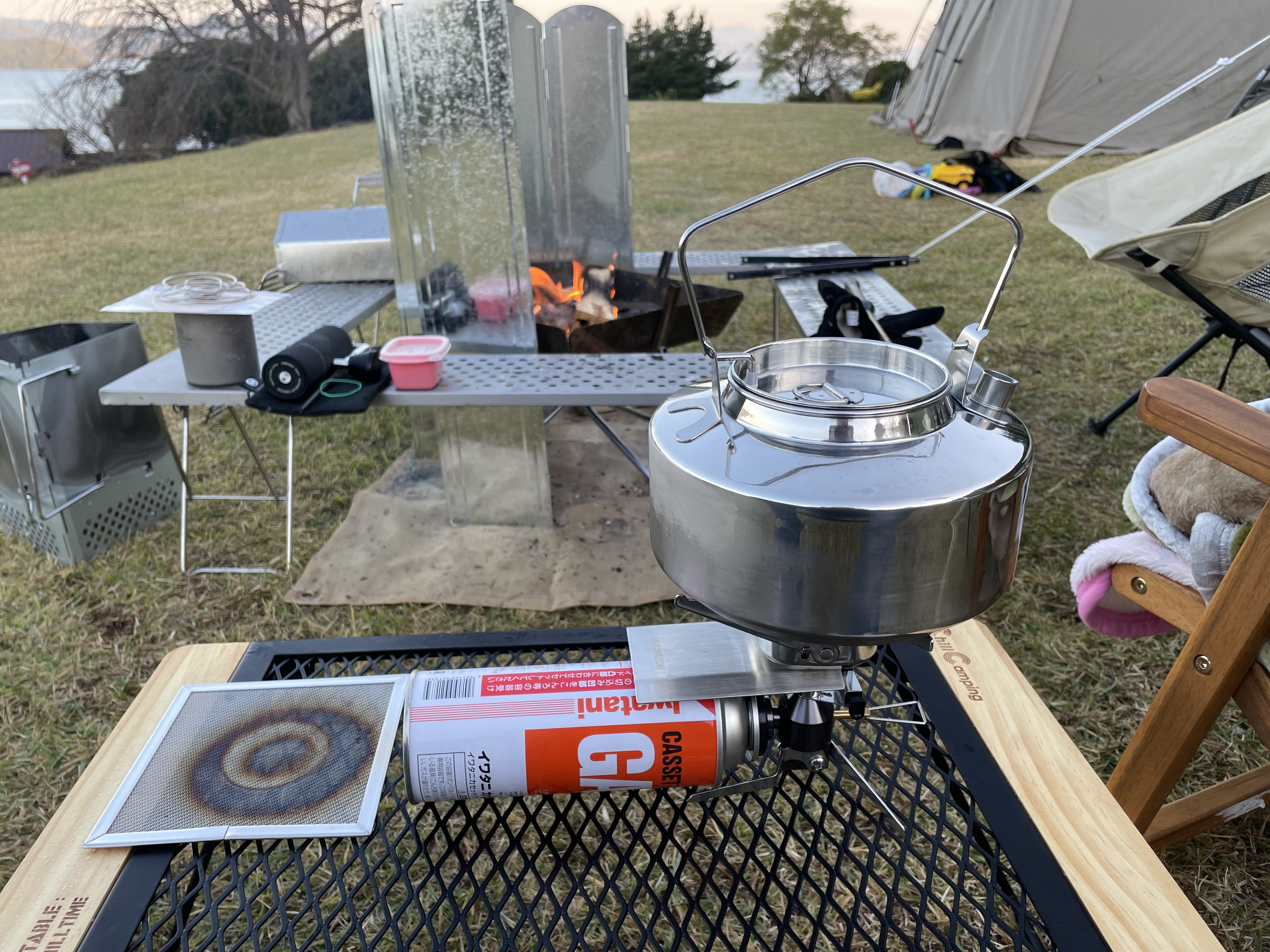 イワタニジュニアコンパクトバーナーでキャンプ場においてお湯を沸かしている様子