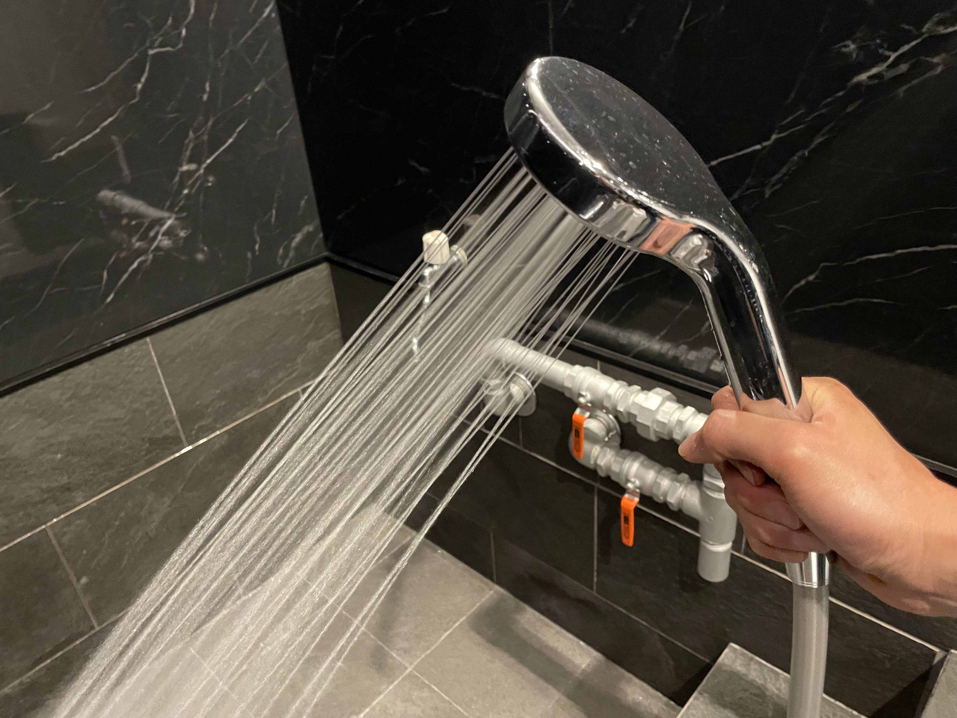 カラコキャンプヴィレッジ家族風呂のシャワー｜水圧も問題なし