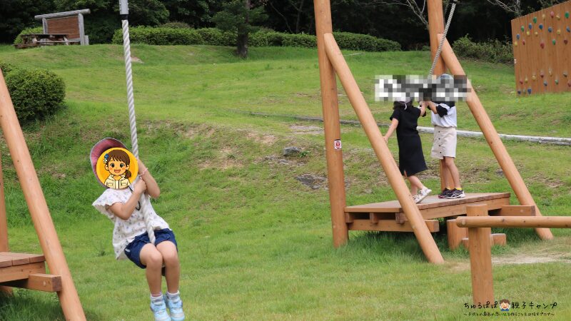 ながさき県民の森キャンプ場の大型アスレチックで遊ぶ子どもたち