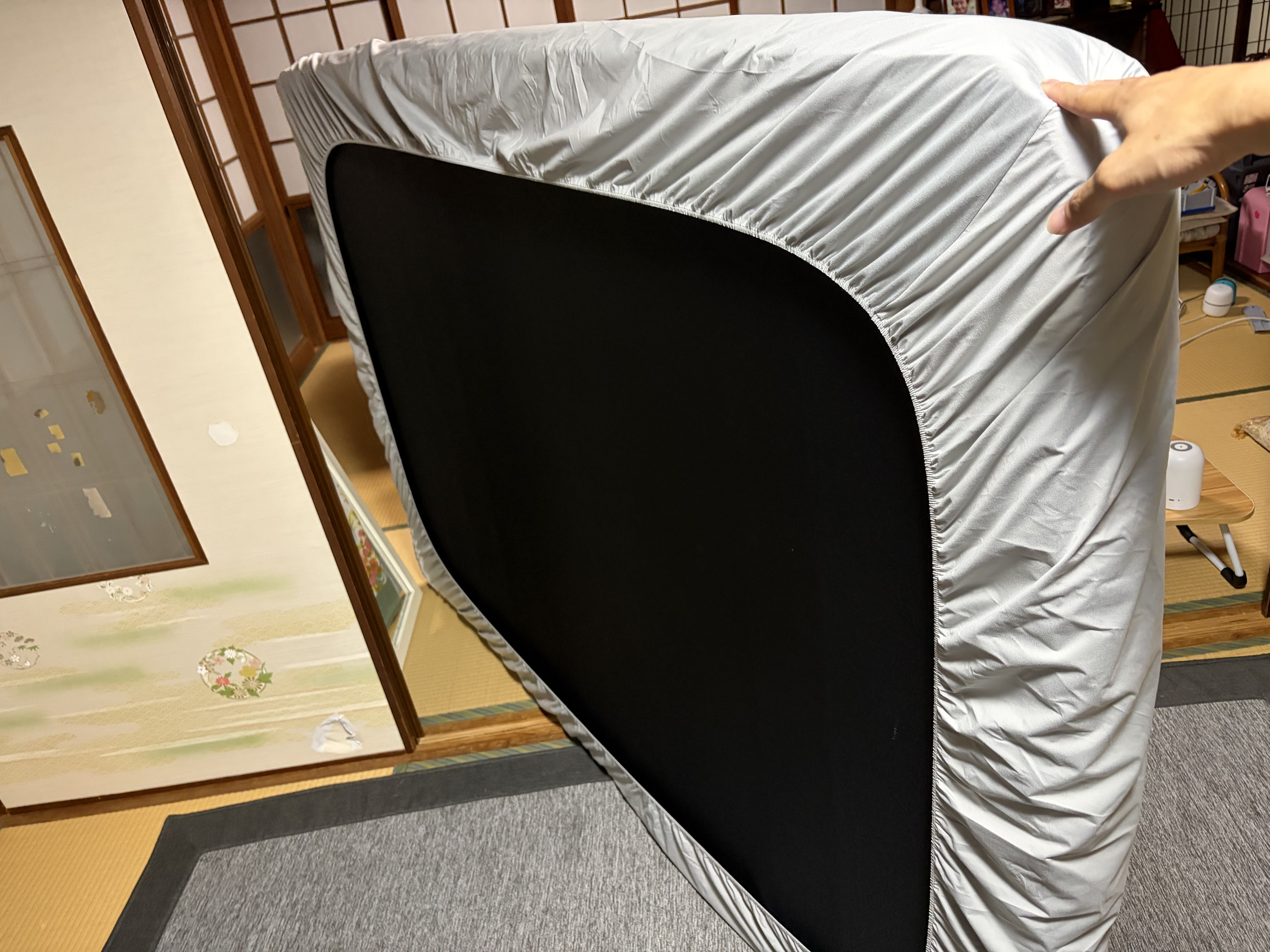 Kumori(クモリ)防水ボックスシーツの裏側(全周ゴム仕様)が分かる様子