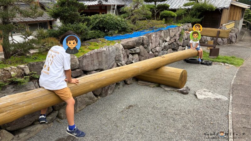 黒木民宿キャンプ場の入口にある巨大シーソーで遊ぶ子どもたち