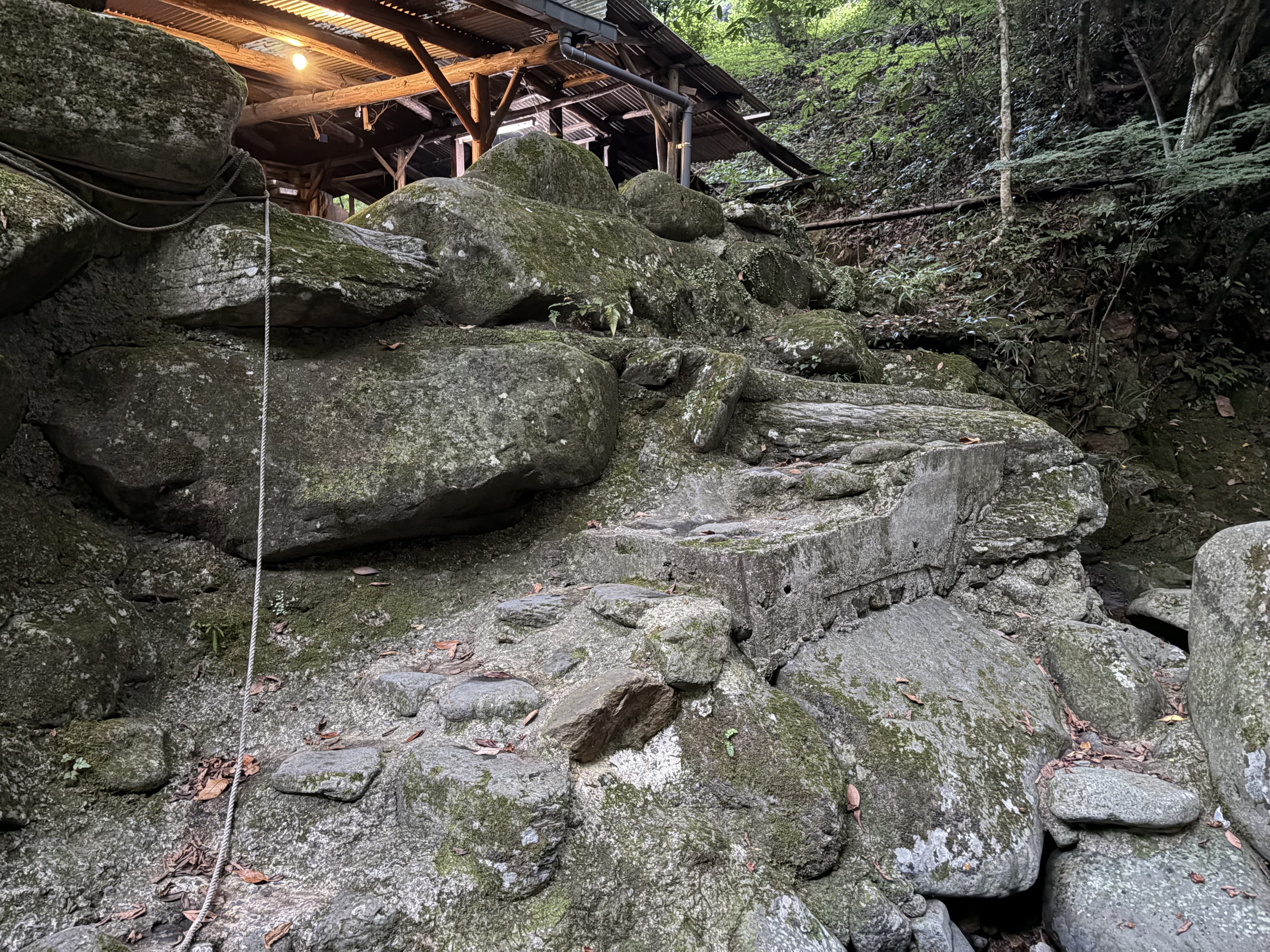 黒木さわがにキャンプ場から黒木渓谷へ下りる岩の階段