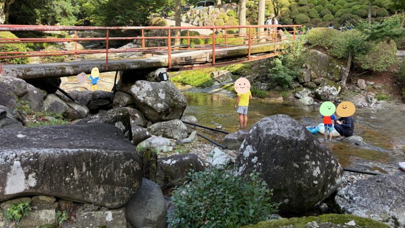 子どもの膝ほどの浅瀬で遊べる川