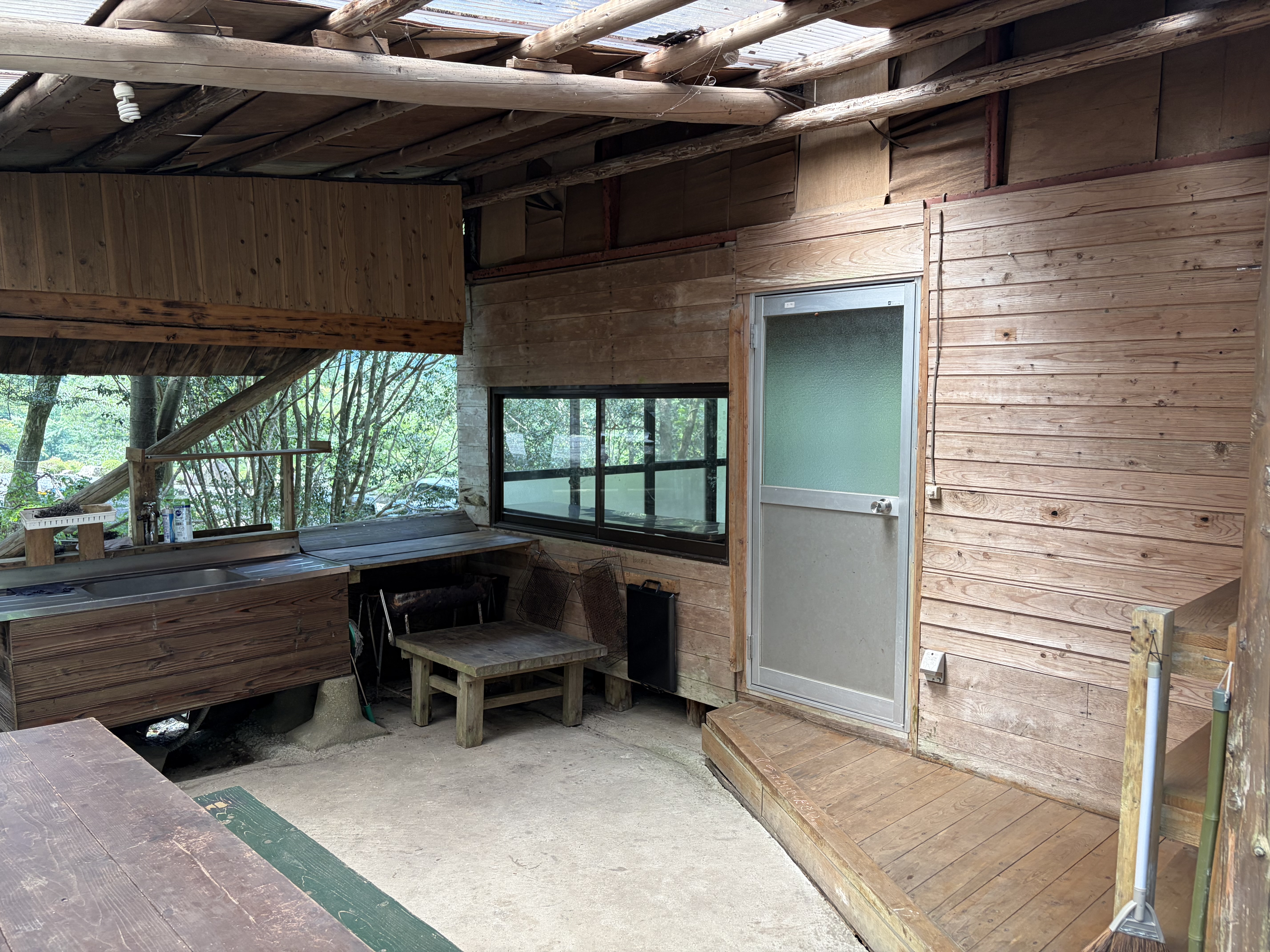 黒木さわがにキャンプ場の屋根付き小屋とシンク