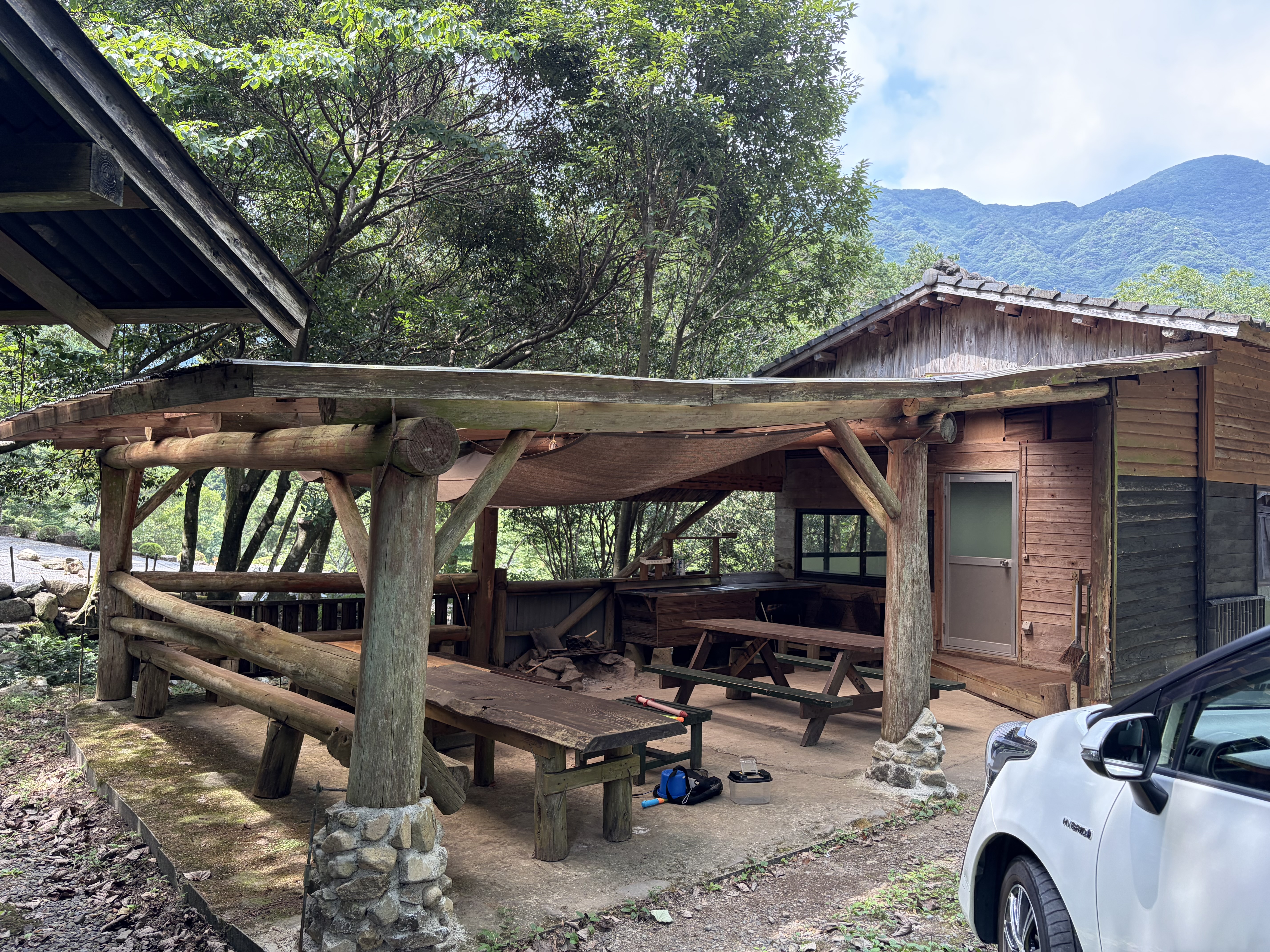 黒木さわがにキャンプ場のバンガローと屋根付き小屋とシンク