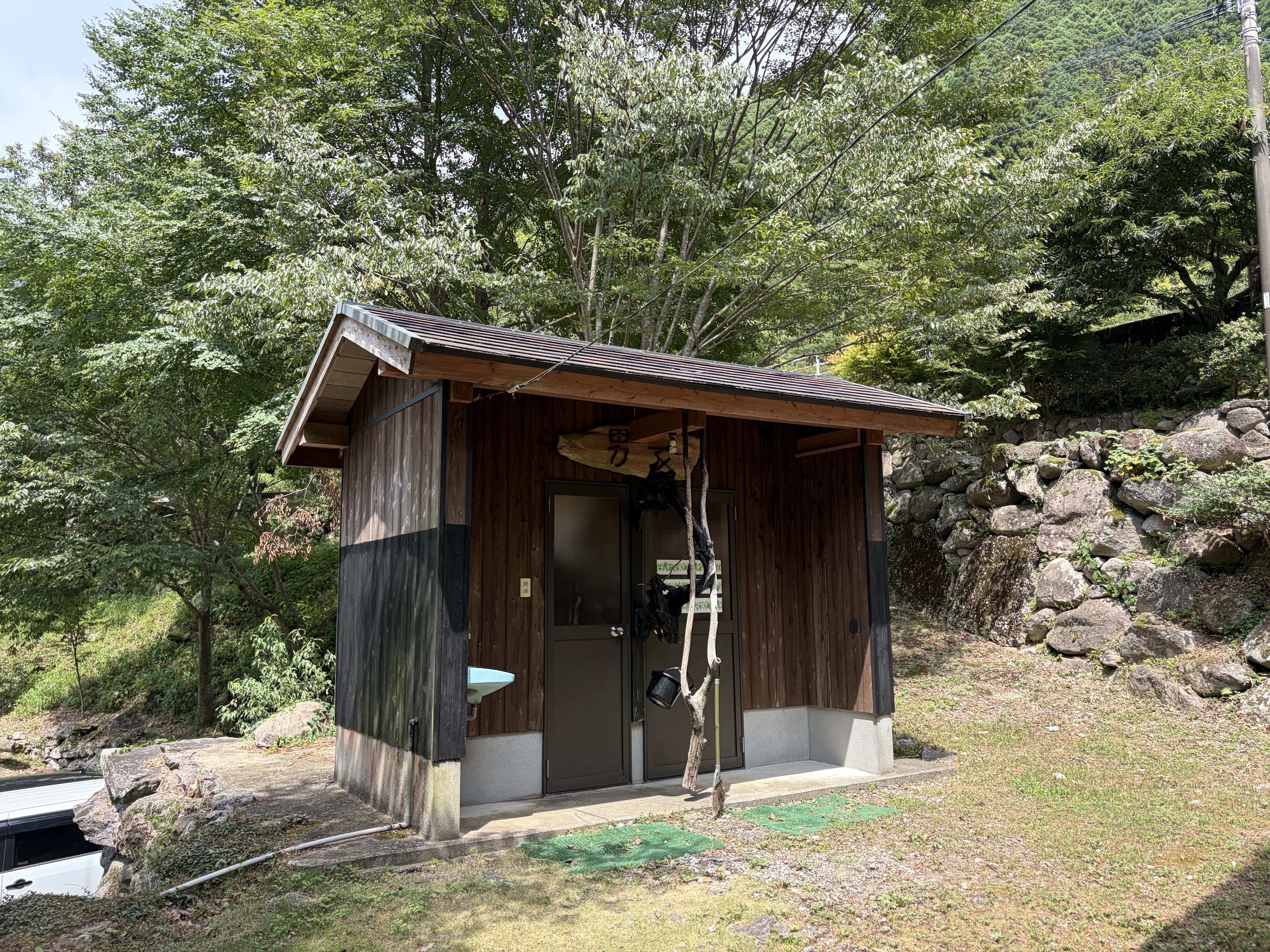 さわがにキャンプ場トイレ外観