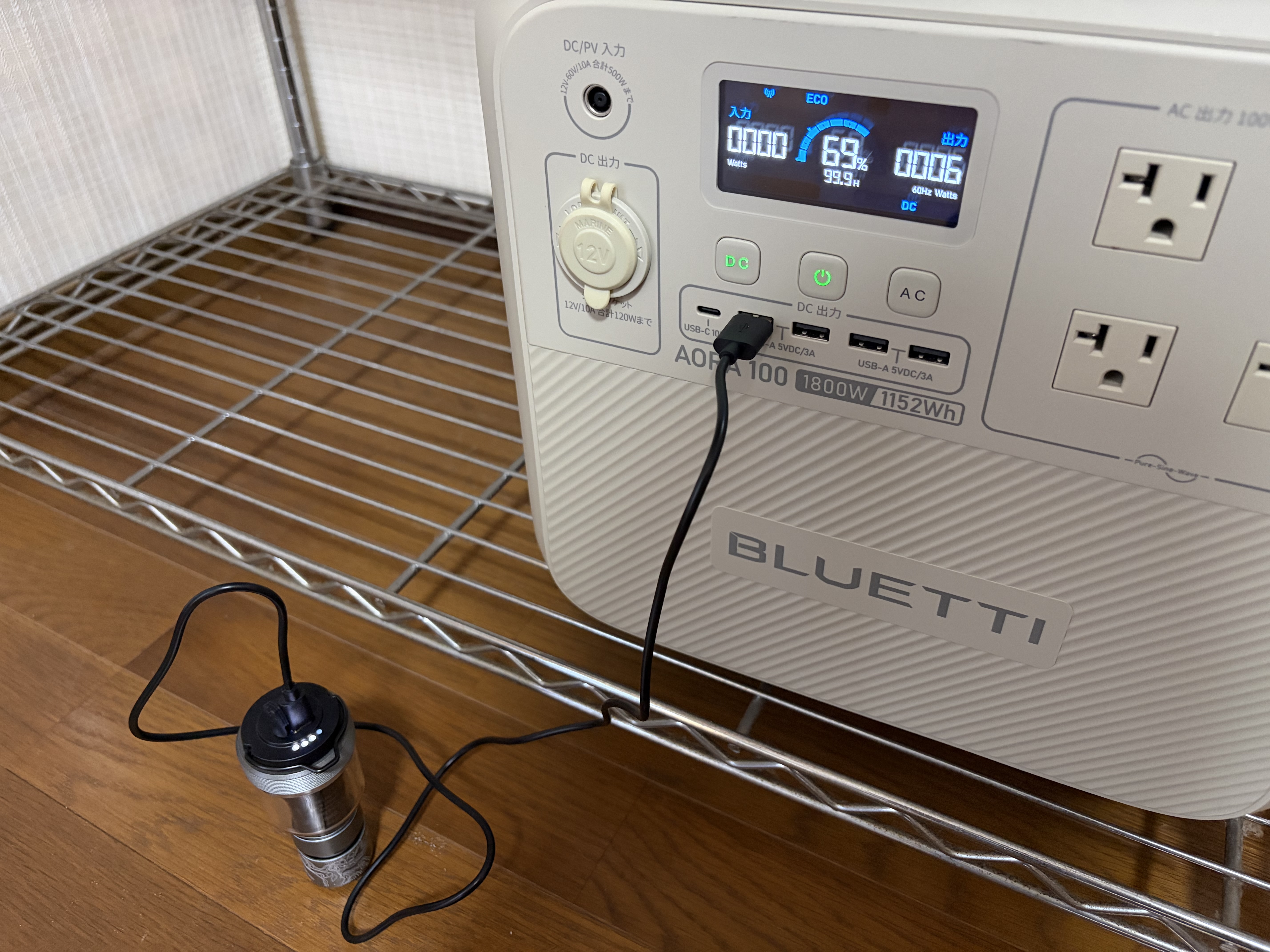 USB-Aケーブルで充電中のミニマライト2.0