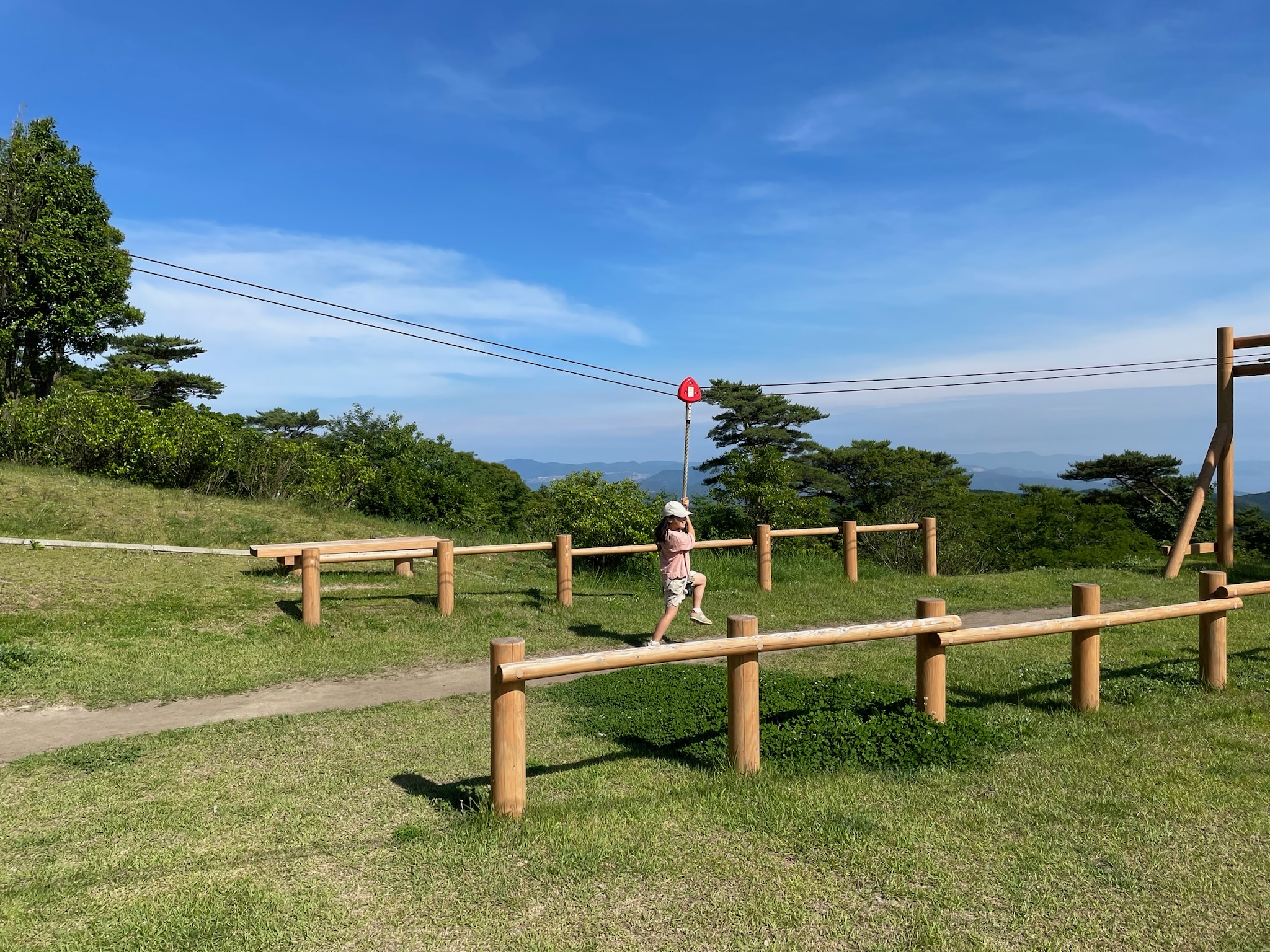 ながさき県民の森キャンプ場の大型アスレチックで遊ぶ子どもたち