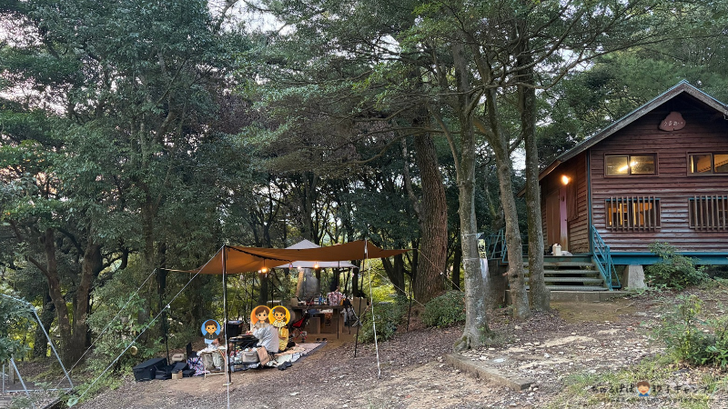 野岳湖キャンプ場のバンガロー周辺に設営した2つのタープと宴会スペース