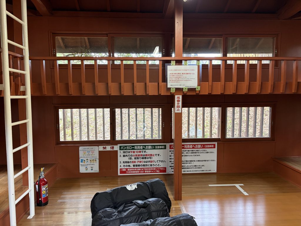 野岳湖キャンプ場のバンガローの板張りの室内