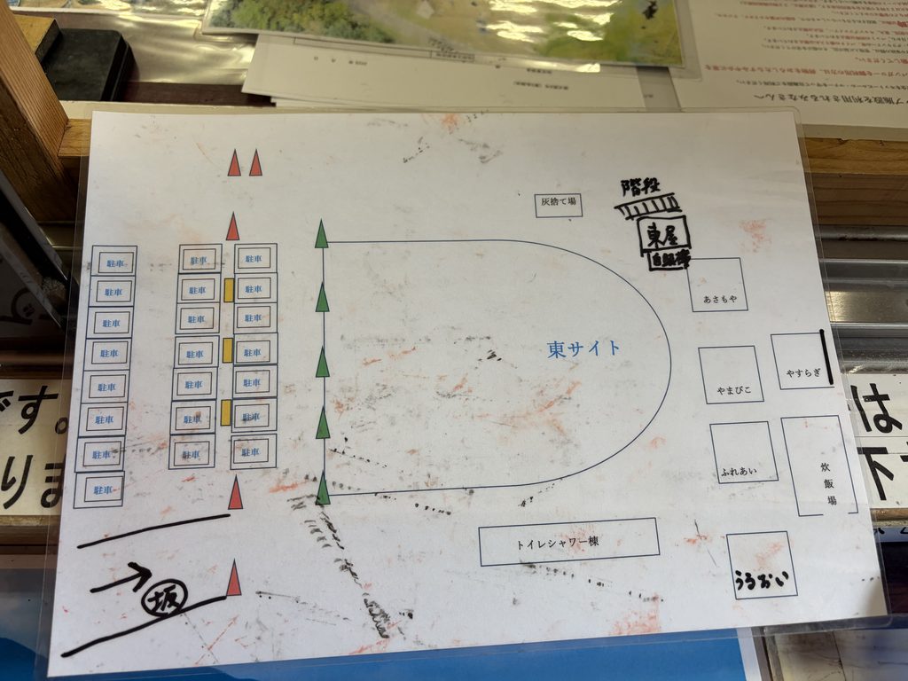 野岳湖キャンプ場のバンガロー5棟の配置と周囲の様子