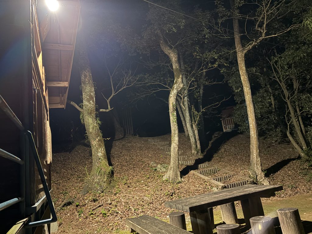 夜の野岳湖キャンプ場のバンガローの庭を照らす外灯