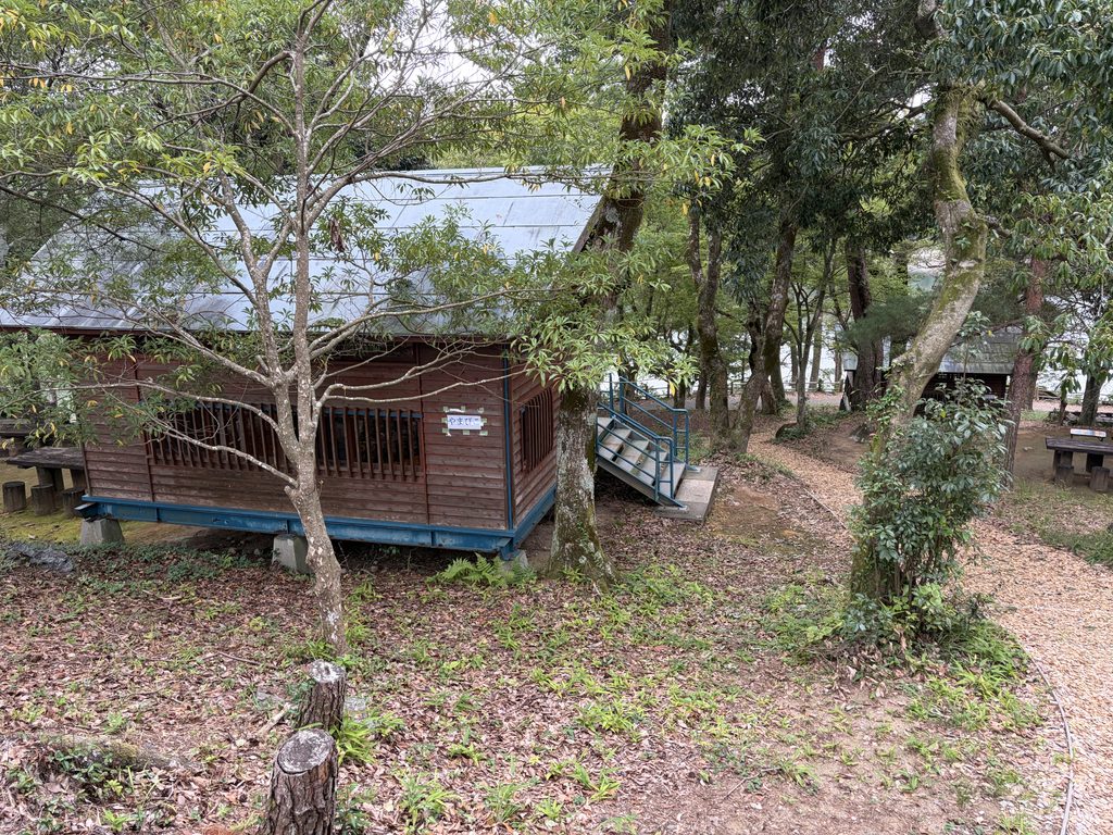 野岳湖キャンプ場のバンガローと周囲の景色