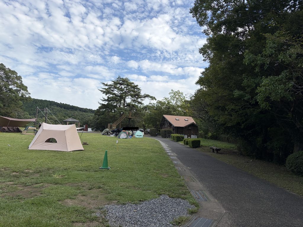 野岳湖キャンプ場のテントサイトにテントが並ぶ様子