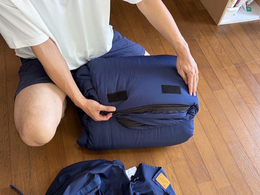 Nuuca Sleep Maxを収納袋に入れている様子