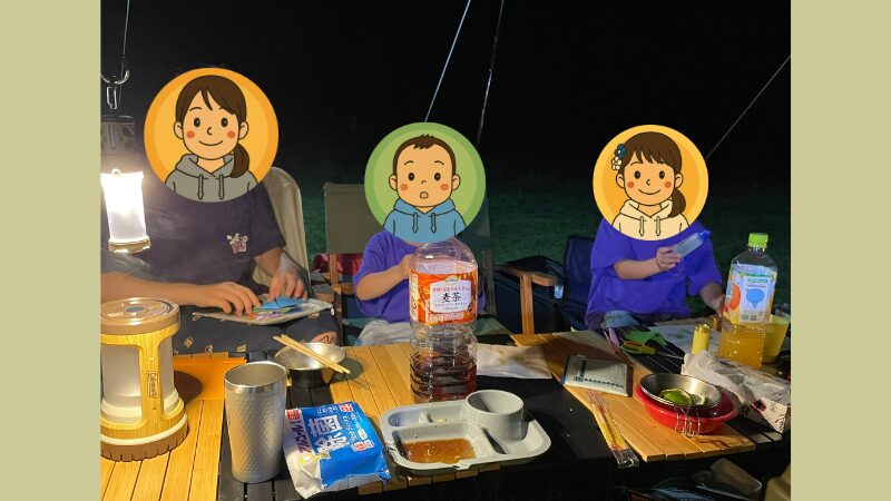 キャンプ中に折り紙をしている画像