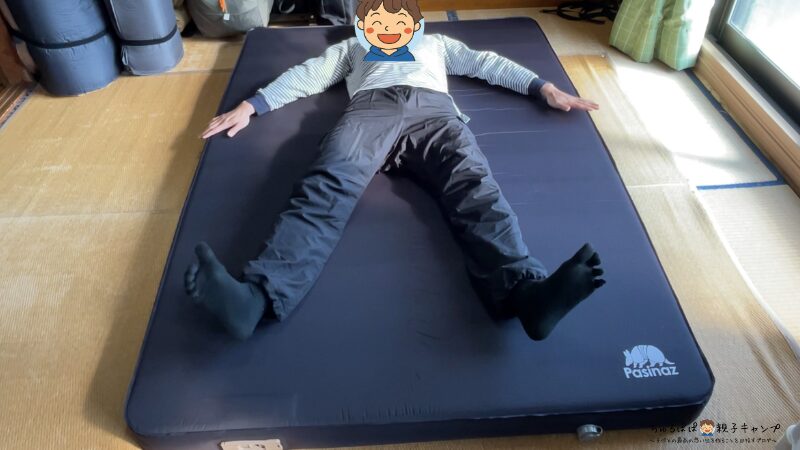 Pasinazの電動ポンプ内蔵インフレーターマットに横になって寝心地を確認する様子｜クッション性が高く快適に眠れる