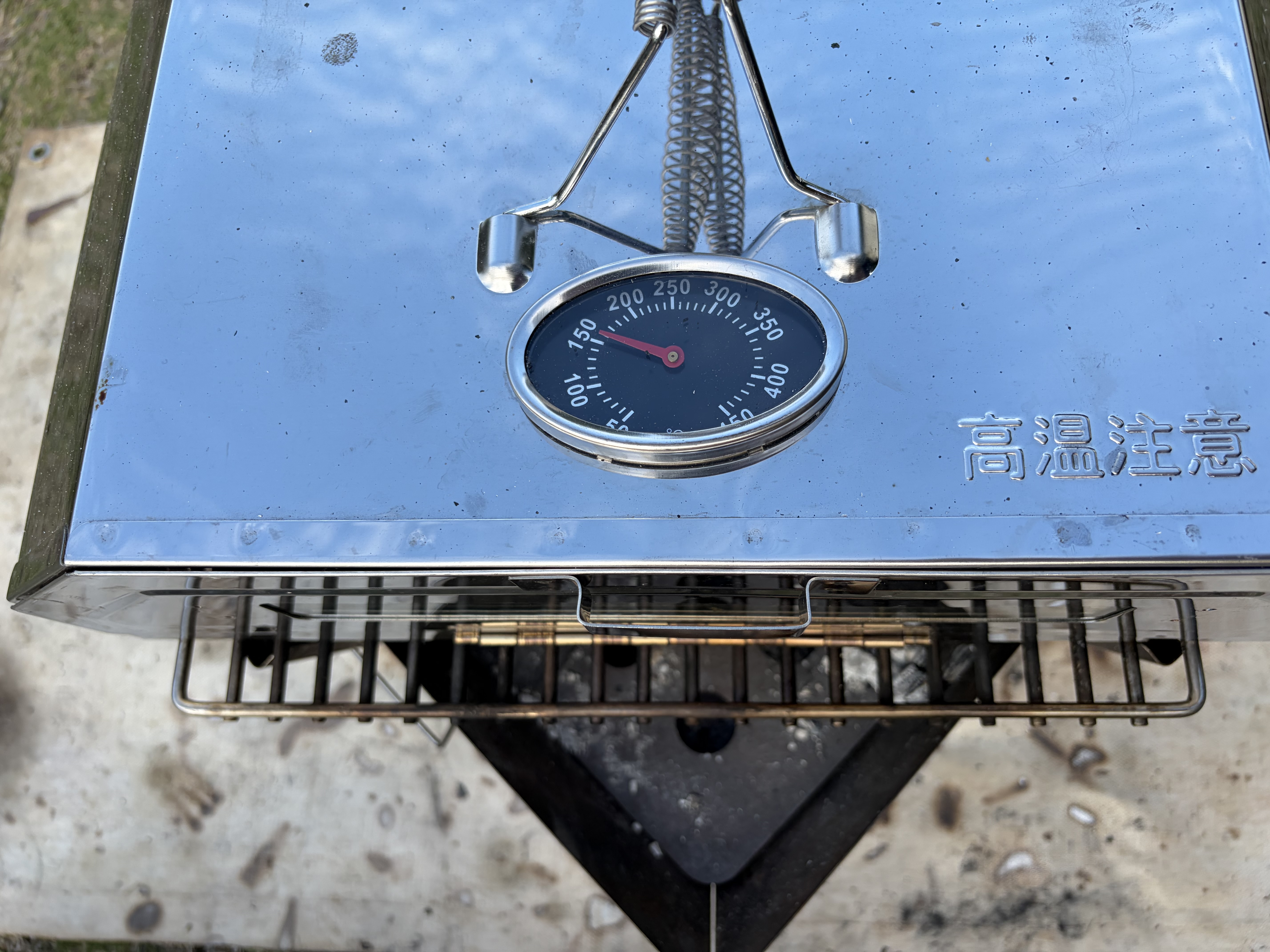 尾上製作所ピザオーブンの温度計が150℃を示している様子