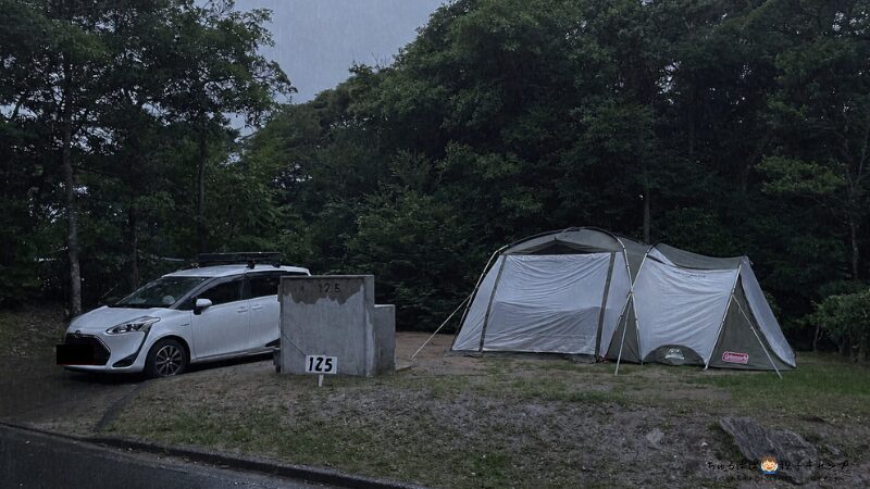 雨の日のキャンプ撤収シーン｜濡れたテント