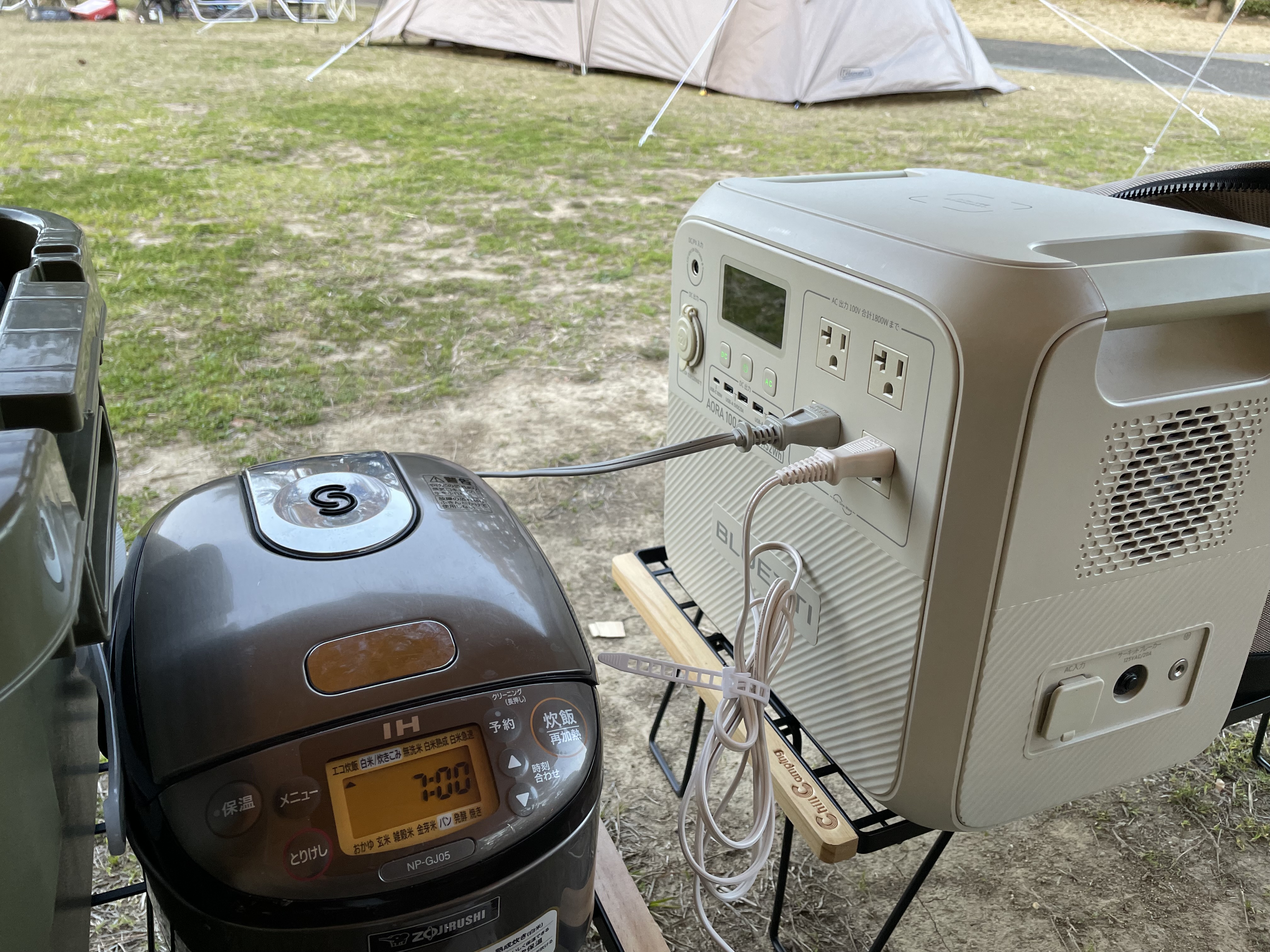 ポータブル電源AORA100を使ってキャンプで炊飯器でご飯を炊いている様子