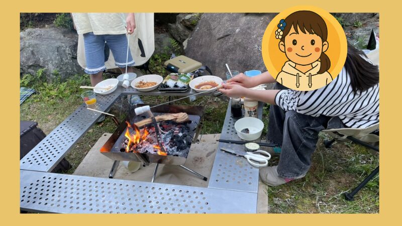子供たちが焚き火でマシュマロ焼きを楽しんでいる写真