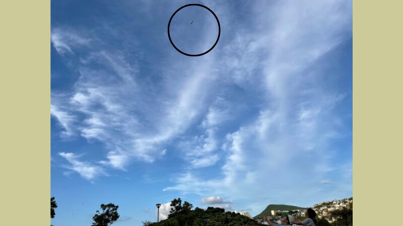 ロケットランチャーが飛んでいる画像