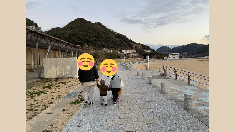 朝の散歩。親子で仲良く手を繋いでいる