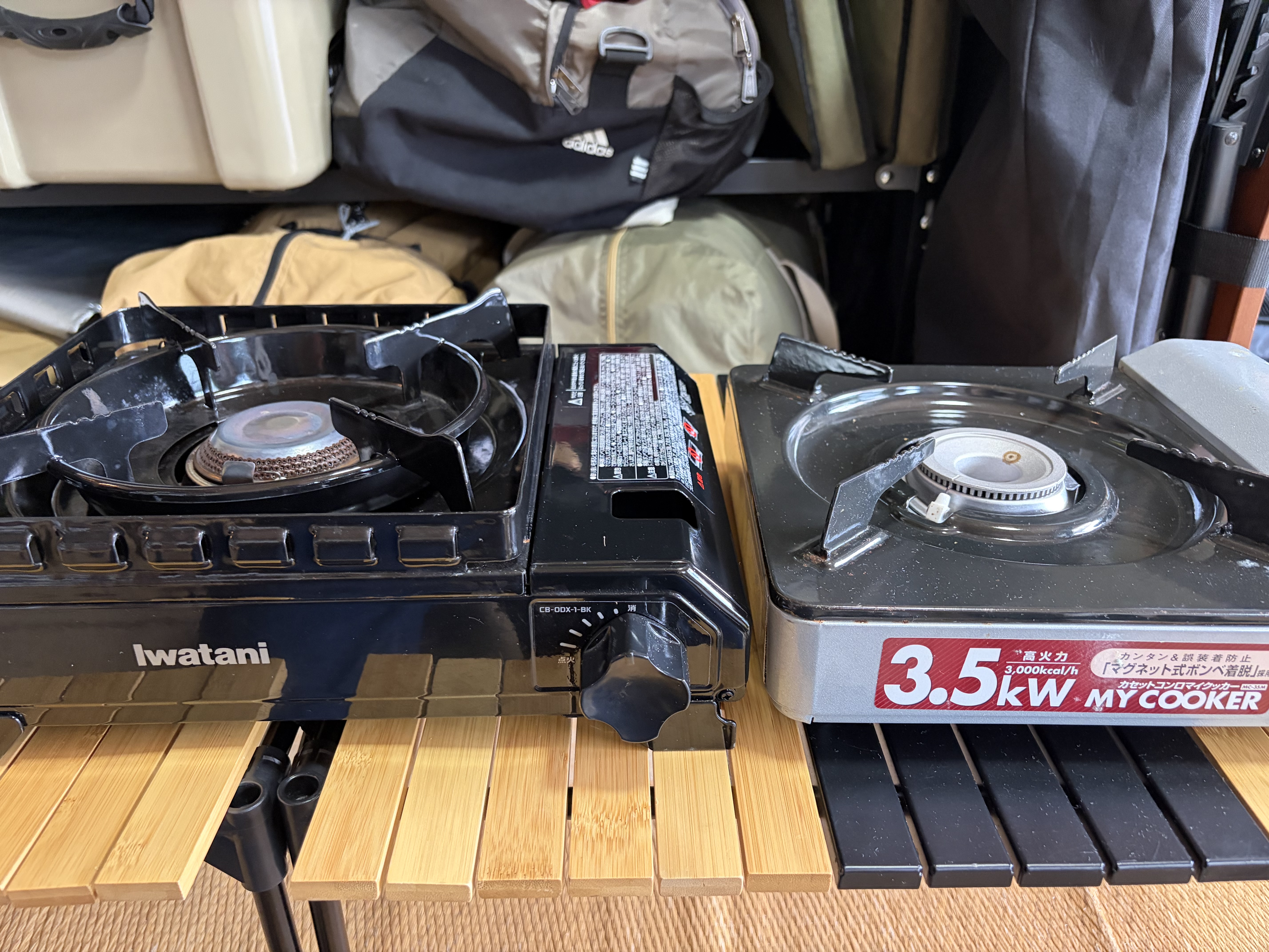 タフまるのダブル風防ユニットと一般的なコンロの風防性能を比較した写真（横から）