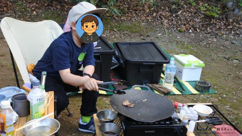 長男がタフまるとマルチグリドルで焼肉を焼いている様子