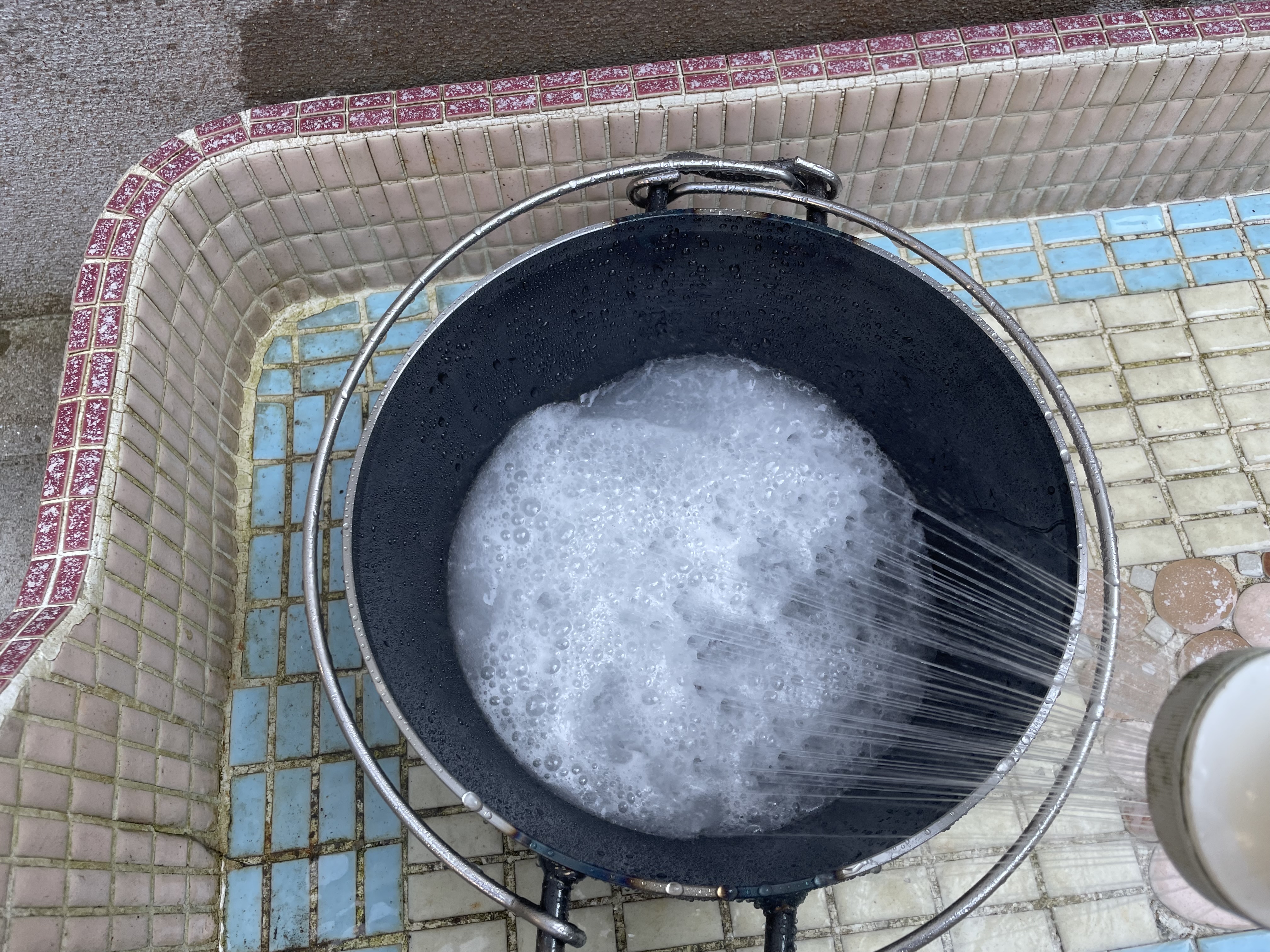 ユニフレームのダッジオーブンを洗剤で洗っている画像