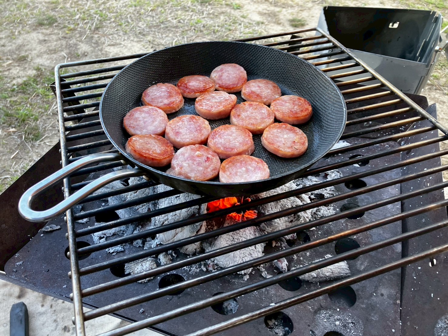 ユニフレーム ファイアグリルで長崎名物の雲仙ハムを焼いているBBQの様子