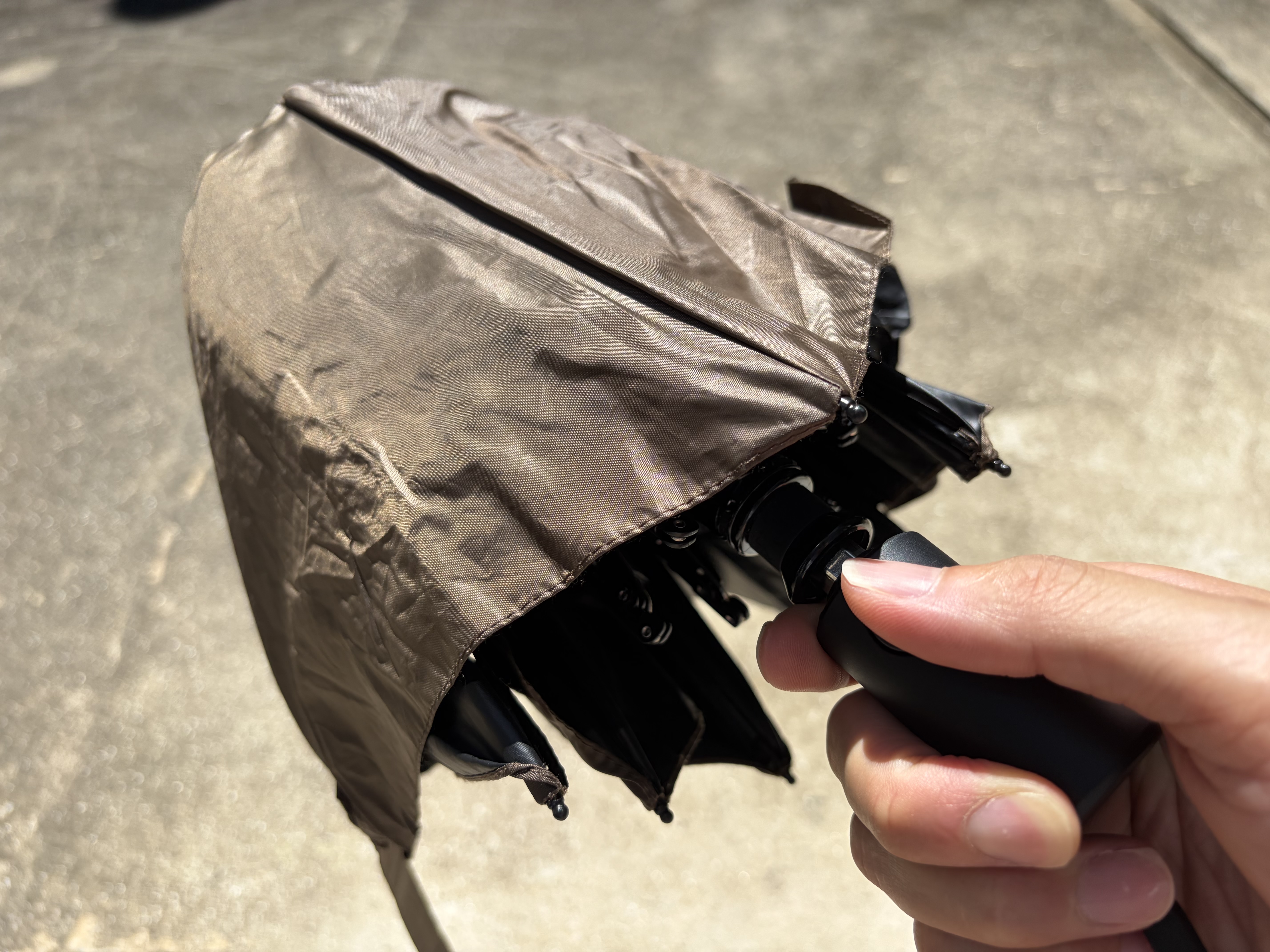 WAQ Field Umbrellaの自動開閉ボタン