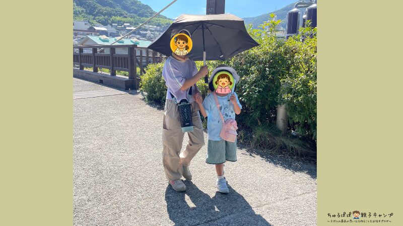 子ども2人がWAQ Field Umbrellaを使用している様子