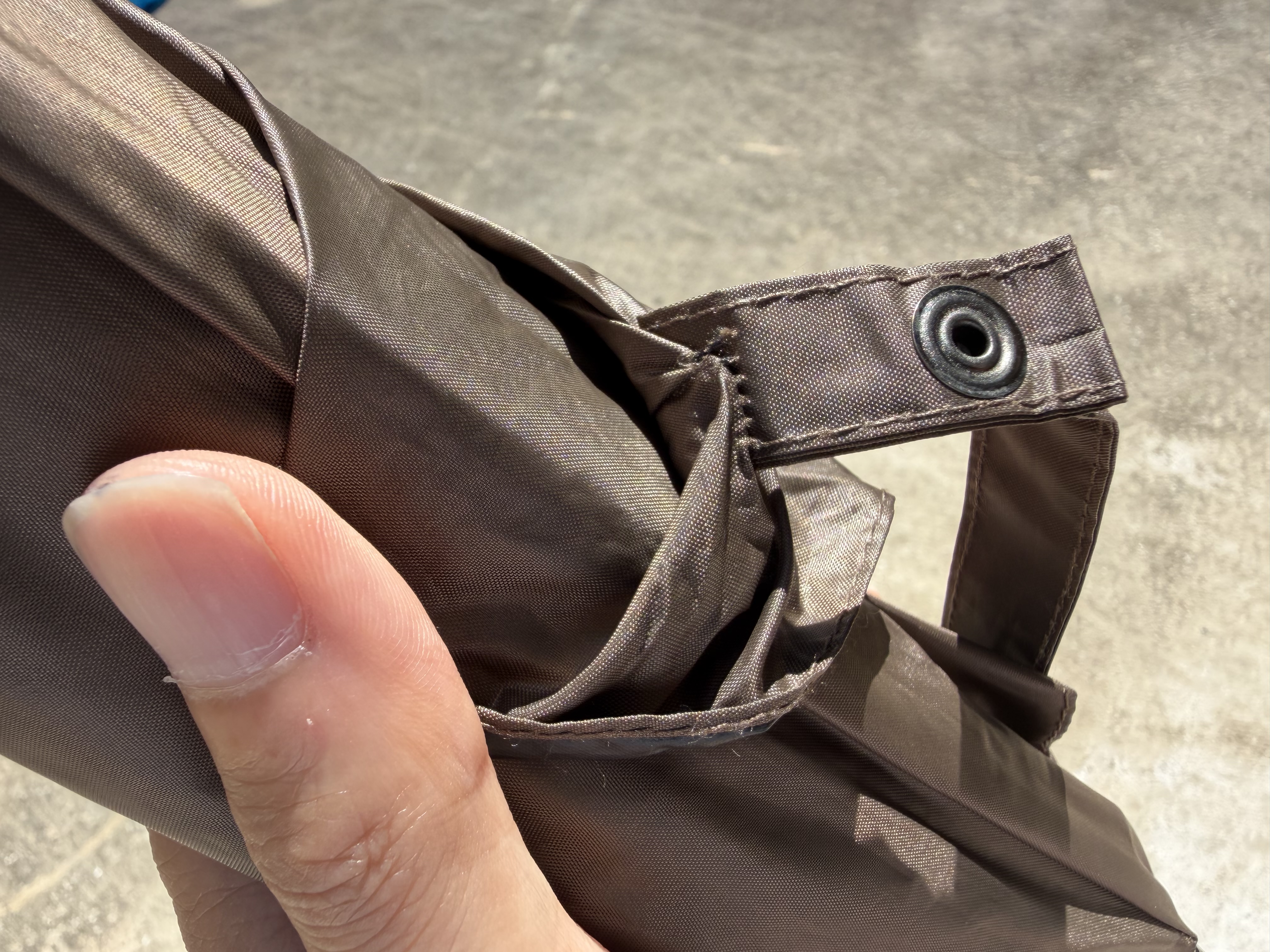 1年間使用したWAQ Field Umbrellaの留めベルト