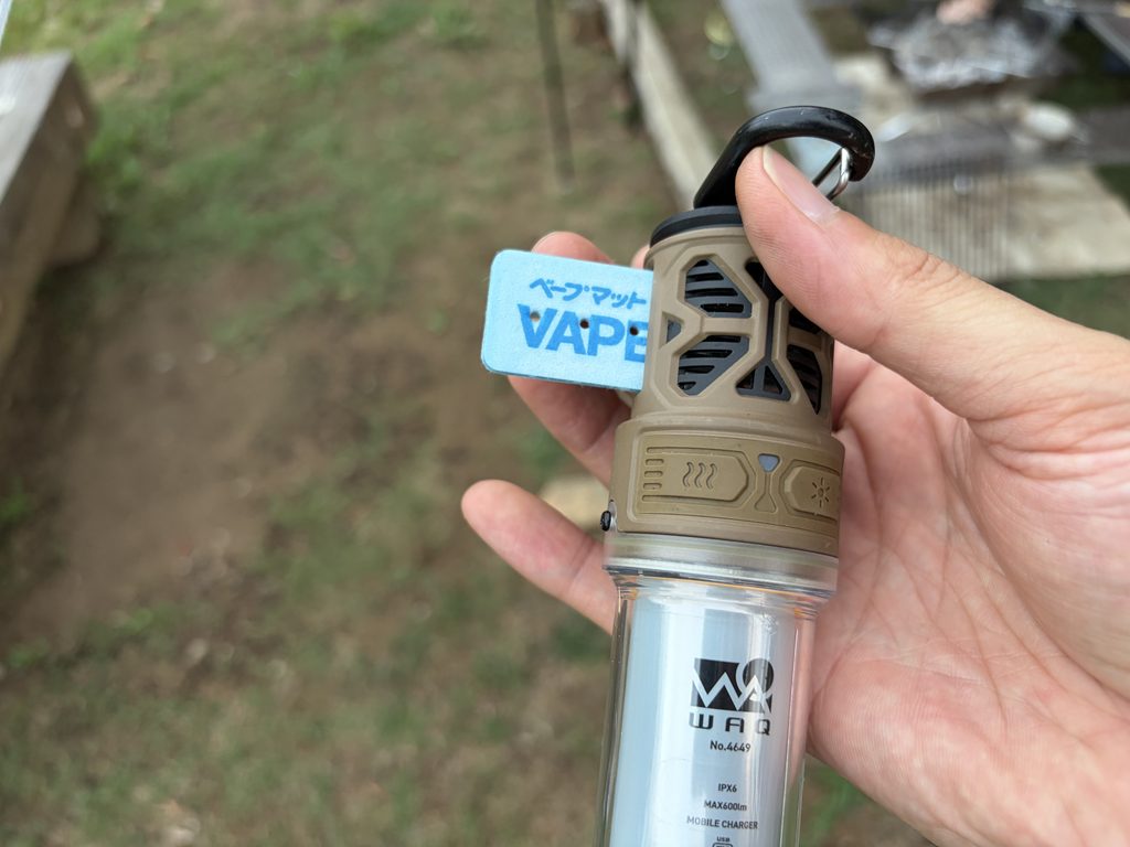 WAQ REPELLENT LANTERNの蚊除けシートを交換している様子