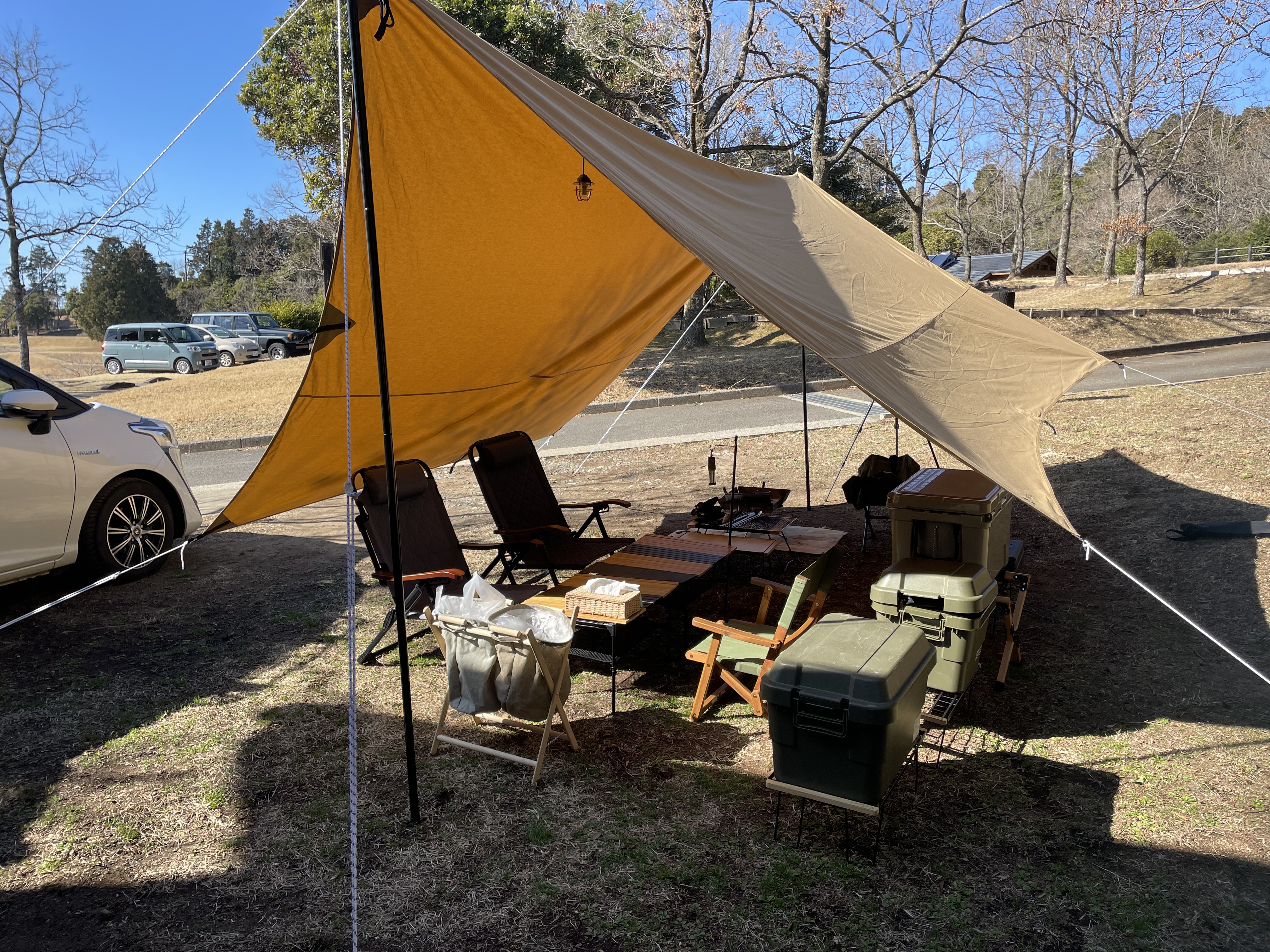 WAQ TCヘキサタープLサイズの下で5人家族がくつろぐキャンプサイト