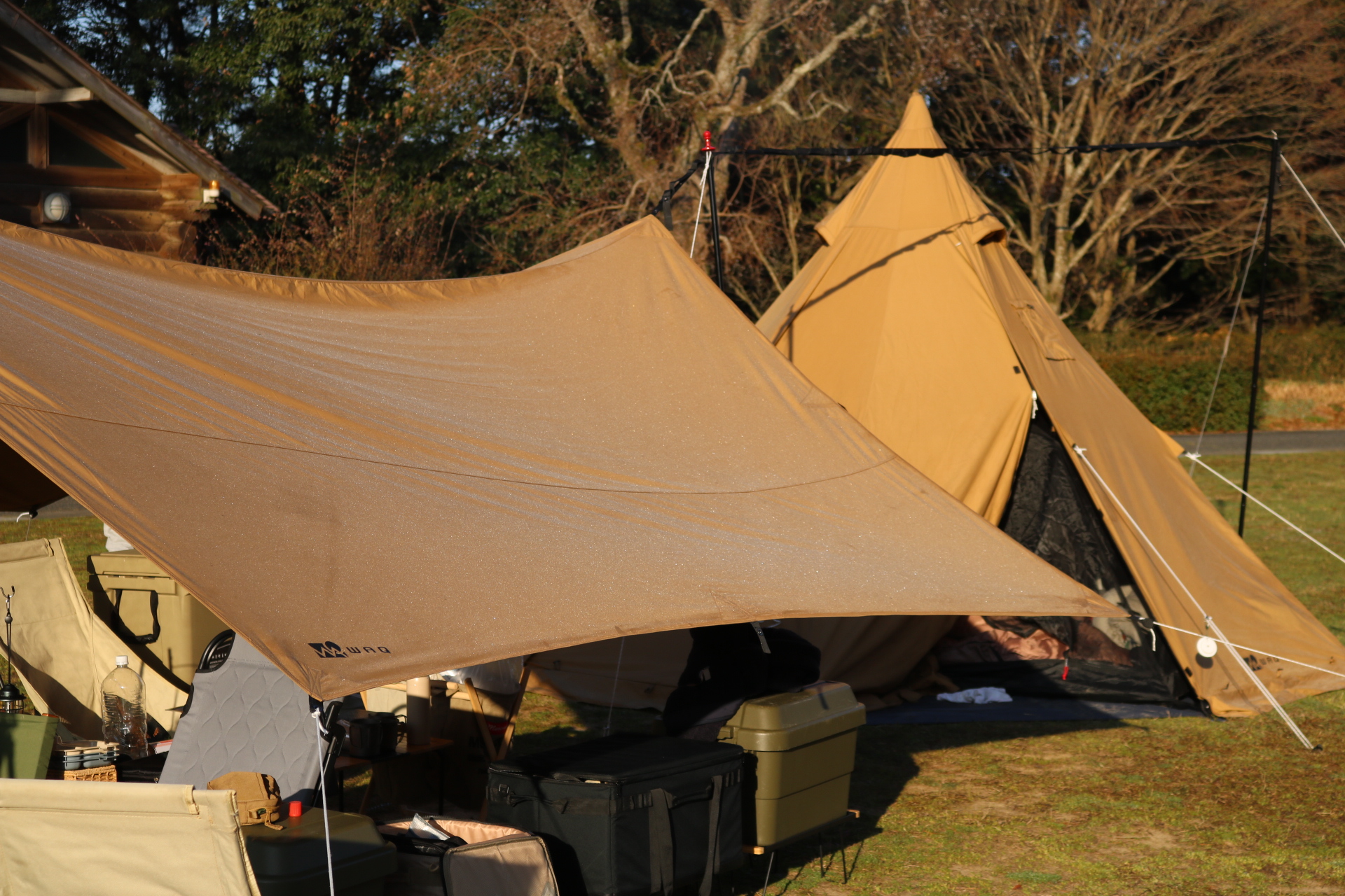 WAQワンポールテントとTCヘキサタープを小川張りで連結したキャンプサイト