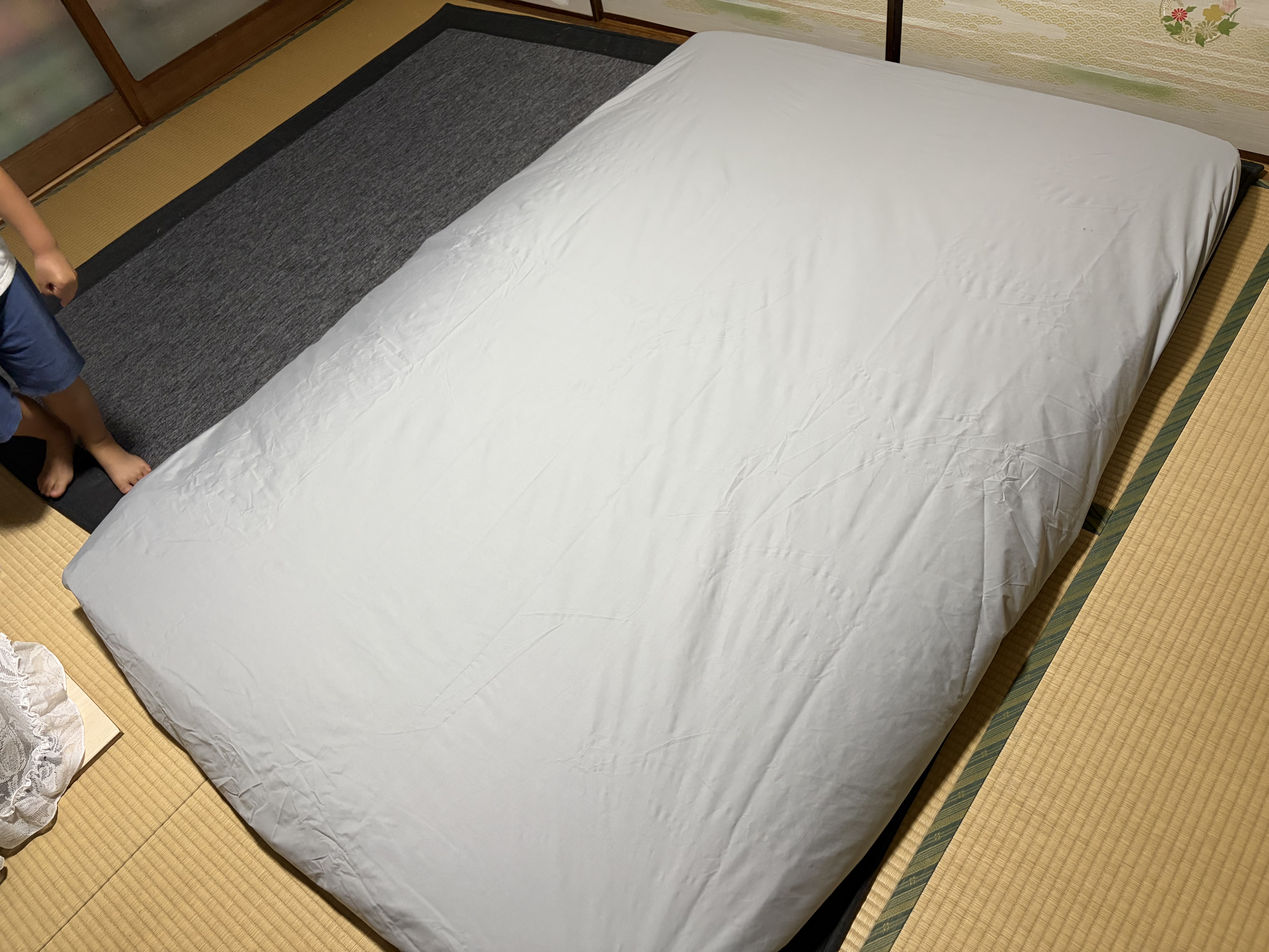 防水シーツをキャンプマットに装着した様子